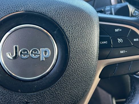 Used 2018 Jeep Cherokee Latitude w/ Altitude Package image 20