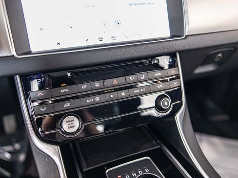Used 2017 Jaguar XF Prestige AWD/4WD image 28