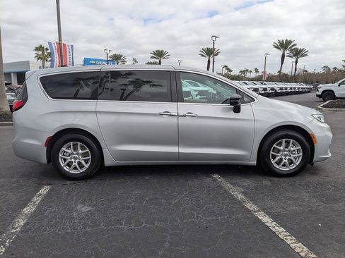 Used 2024 Chrysler Pacifica Touring-L image 3