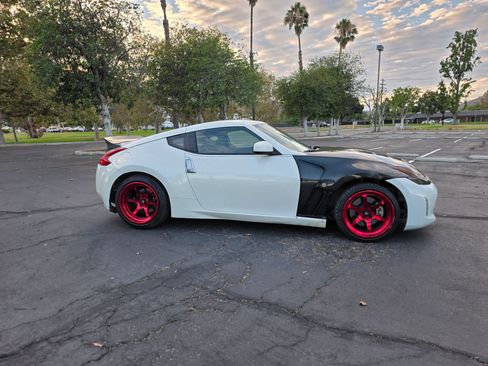 Used 2017 Nissan 370Z Coupe RWD image 2