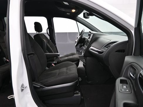 Used 2020 Dodge Grand Caravan SE image 18