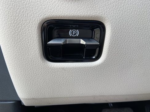 Used 2025 Mercedes-Benz C 300 Sedan image 46