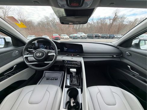 Certified 2025 Hyundai Elantra Limited FWD image 27