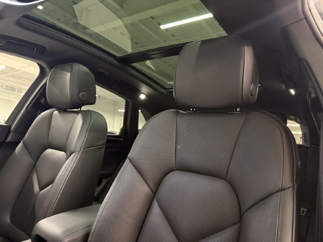 Certified 2024 Porsche Macan AWD/4WD image 27