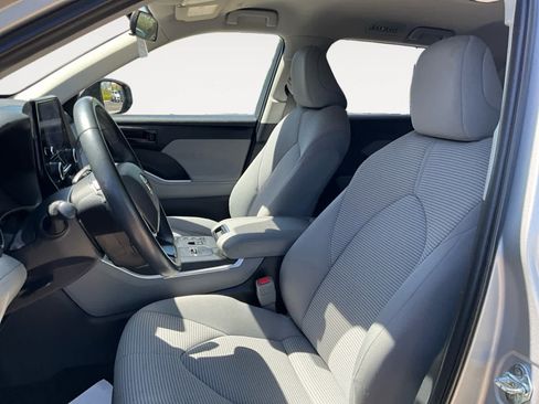 Used 2023 Toyota Highlander LE AWD/4WD image 11