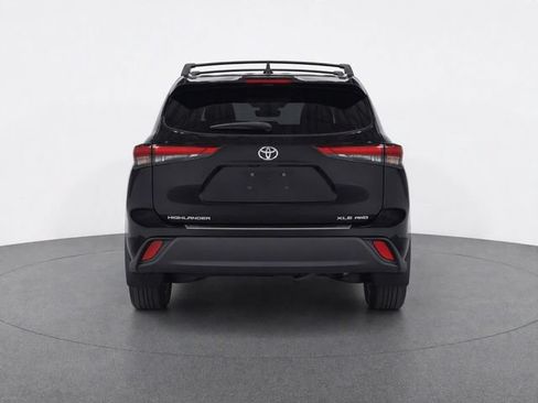 Used 2020 Toyota Highlander XLE AWD/4WD image 6