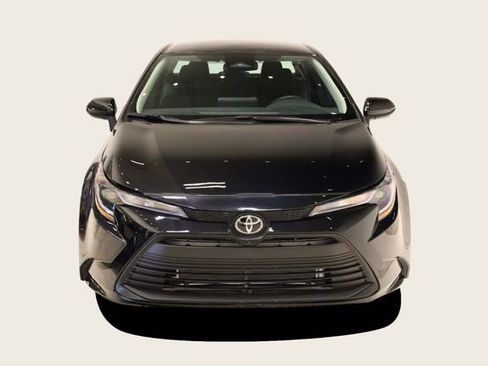 Used 2025 Toyota Corolla LE image 3