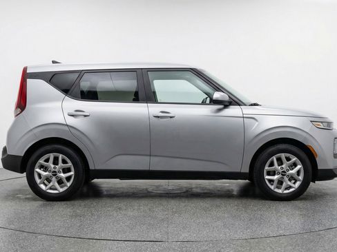 Used 2025 Kia Soul LX w/ LX Technology Package image 11