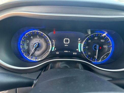 Used 2023 Chrysler Pacifica Touring-L FWD image 13