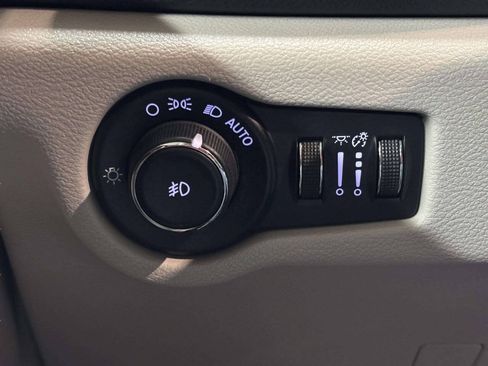 Used 2017 Chrysler Pacifica Limited w/ UConnect Theater Package FWD image 30