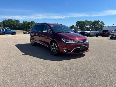 Used 2018 Chrysler Pacifica Limited w/ Tire & Wheel Group FWD image 7