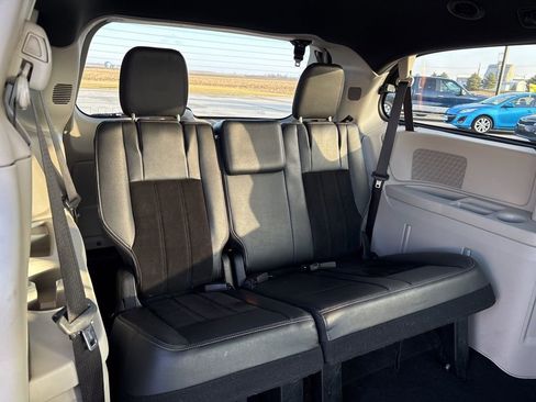 Used 2017 Dodge Grand Caravan SXT image 13