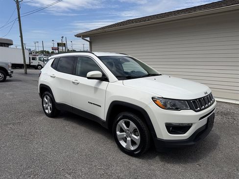 Used 2019 Jeep Compass Latitude w/ Cold Weather Group AWD/4WD image 2