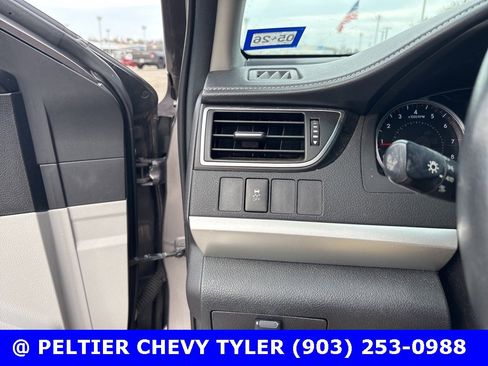 Used 2015 Toyota Camry SE image 11