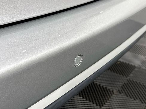 Used 2018 Chrysler Pacifica Touring-L FWD image 20
