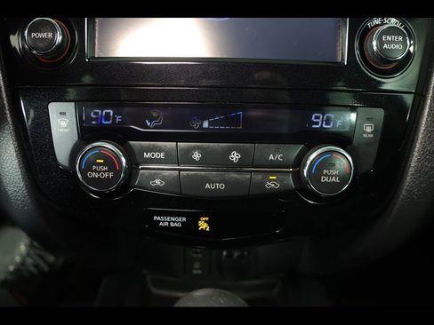 Used 2016 Nissan Rogue SV w/ SV Premium Package image 22