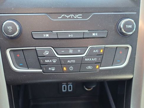 Used 2019 Ford Fusion SE FWD image 31