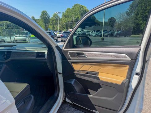 Used 2021 Volkswagen Atlas Cross Sport SE FWD image 19