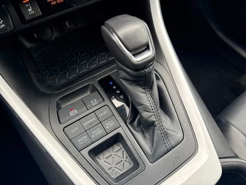 Used 2022 Toyota RAV4 XLE Premium image 30