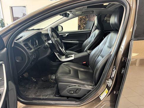 Used 2018 Volvo V60 T5 Cross Country w/ Convenience Package image 15