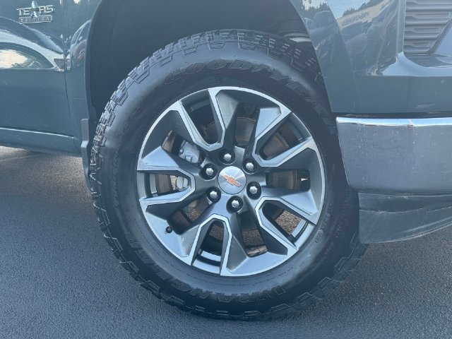 Used 2025 Chevrolet Silverado 1500 LT AWD/4WD image 2