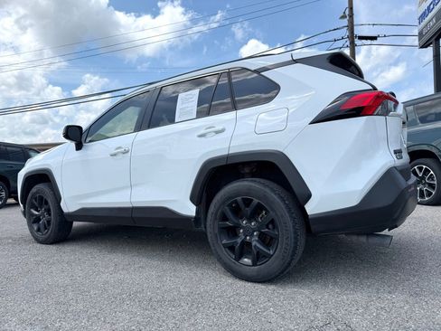 Used 2021 Toyota RAV4 LE FWD image 4