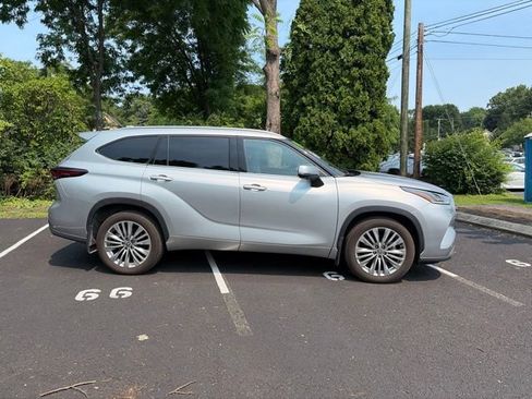Used 2024 Toyota Highlander Platinum AWD/4WD image 2