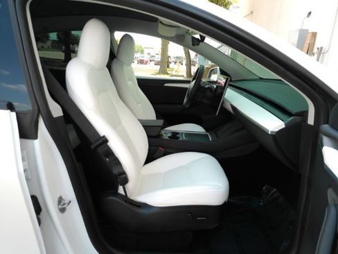 Used 2023 Tesla Model Y Long Range image 19