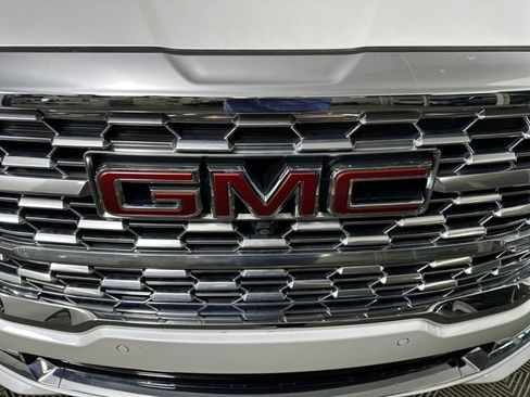 Used 2023 GMC Terrain Denali w/ Denali Premium Package AWD/4WD image 9
