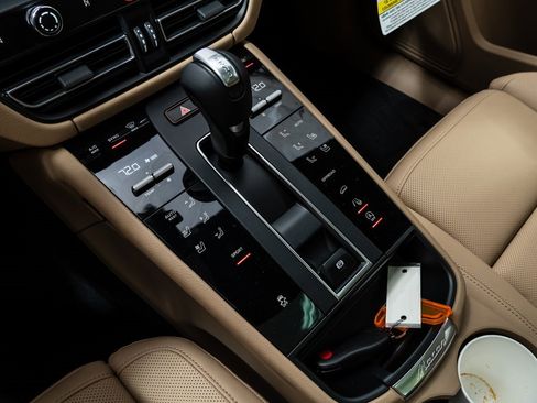 Used 2025 Porsche Macan image 17