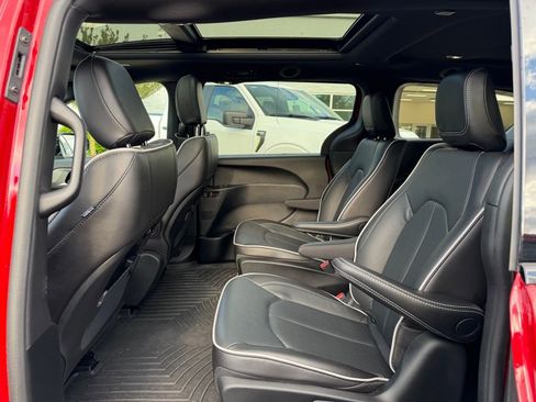 Used 2025 Chrysler Pacifica Premium FWD image 16