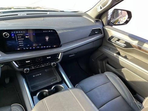 Used 2025 Chevrolet Suburban Premier AWD/4WD image 10