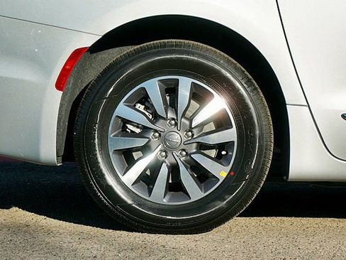 New 2023 Chrysler Pacifica Limited image 8