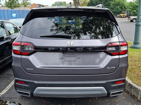 Used 2025 Honda Pilot Elite image 5
