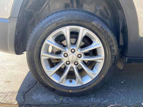 Used 2019 Jeep Cherokee Latitude w/ Popular Appearance Group image 23