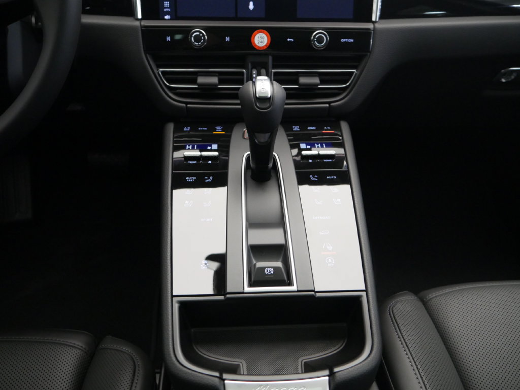 Certified 2026 Porsche Macan AWD/4WD image 35