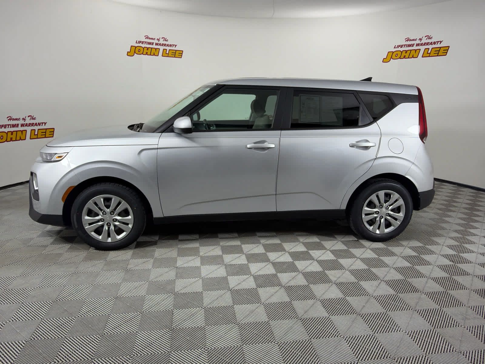 Used 2021 Kia Soul LX FWD image 2