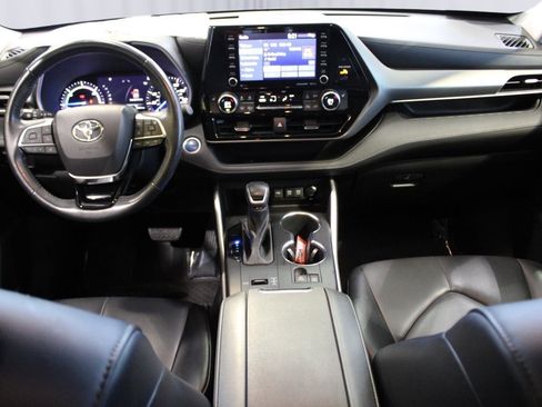 Certified 2021 Toyota Highlander XLE image 2