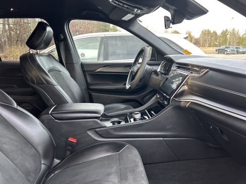 Used 2025 Jeep Grand Cherokee Altitude image 7