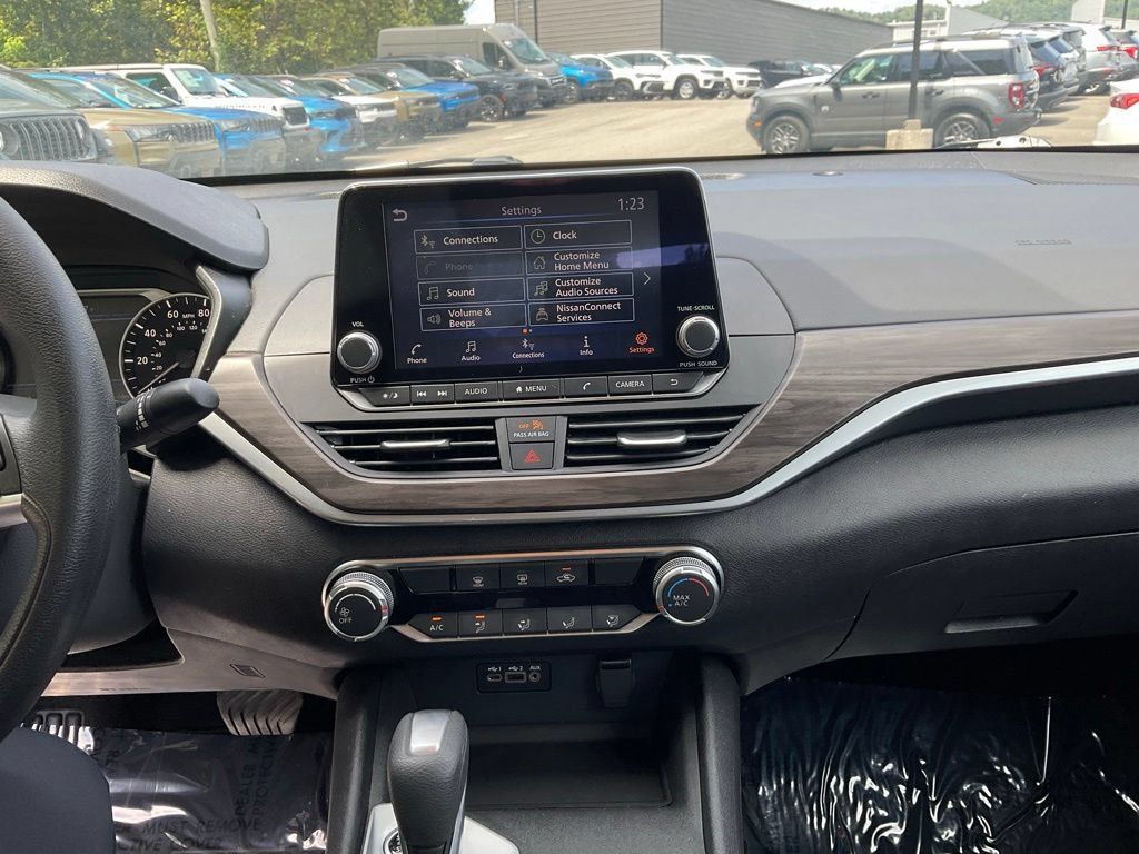 Used 2025 Nissan Altima 2.5 SV FWD image 16