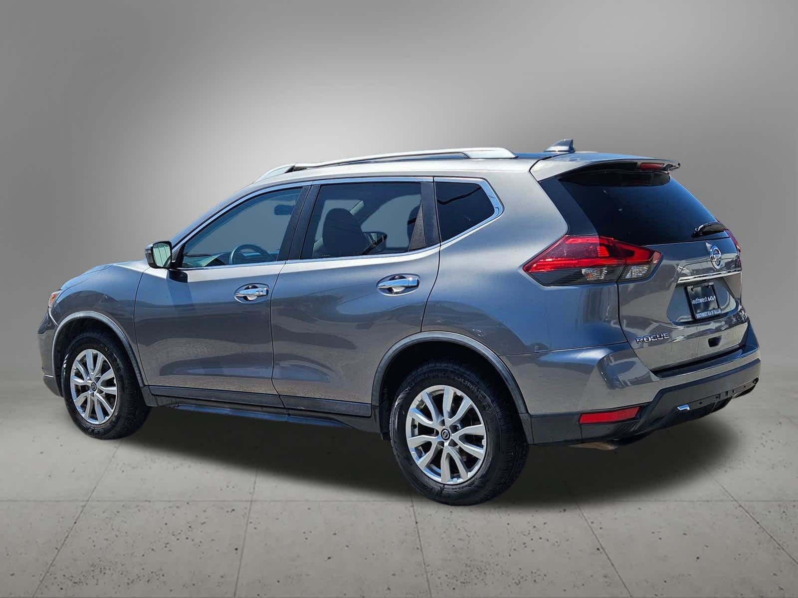 Used 2018 Nissan Rogue SV FWD image 4