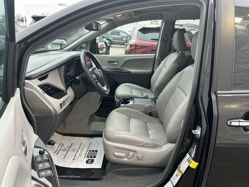 Used 2017 Toyota Sienna XLE image 13