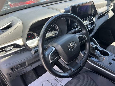Used 2024 Toyota Highlander LE FWD image 18