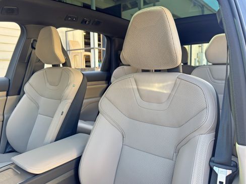 Used 2025 Volvo EX90 Ultra AWD/4WD image 37