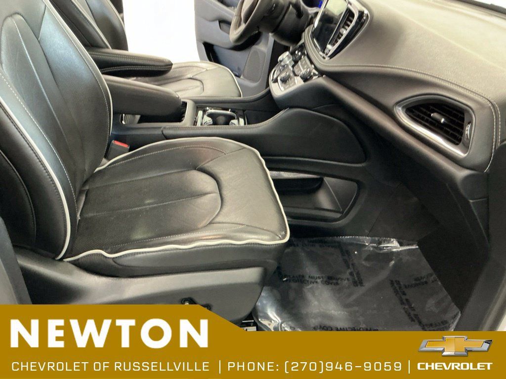 Used 2025 Chrysler Pacifica Limited FWD image 17