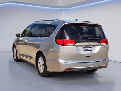 Used 2018 Chrysler Pacifica Touring-L FWD image 7
