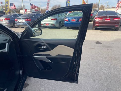 Used 2017 Jeep Cherokee Sport image 6