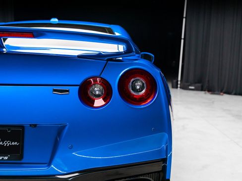 Used 2020 Nissan GT-R Premium image 33