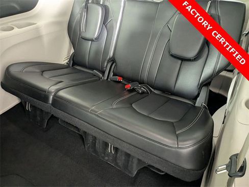 Certified 2024 Chrysler Pacifica Touring-L image 27