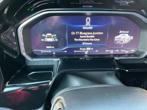 Used 2022 Chevrolet Silverado 1500 High Country w/ Technology Package image 17